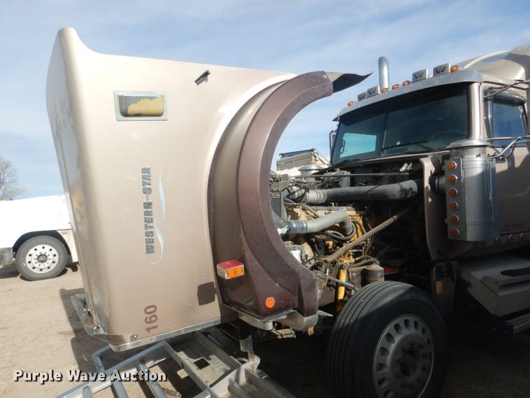 image for item HU9363 2001 Western Star 4900E  semi truck