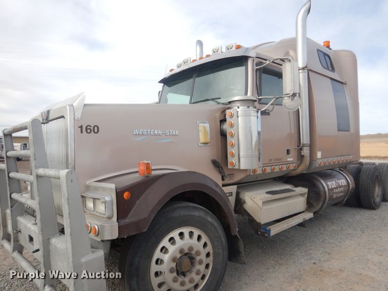 image for item HU9363 2001 Western Star 4900E  semi truck