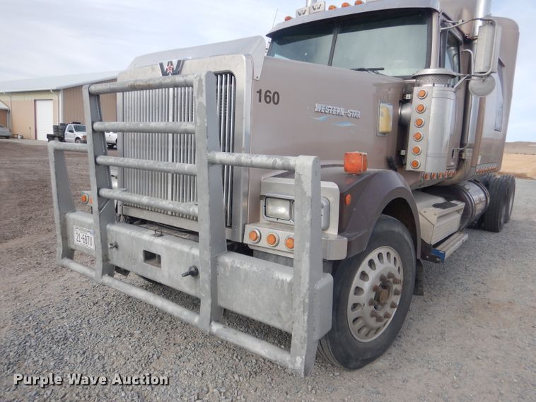image for item HU9363 2001 Western Star 4900E  semi truck