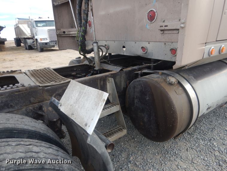 image for item HU9363 2001 Western Star 4900E  semi truck