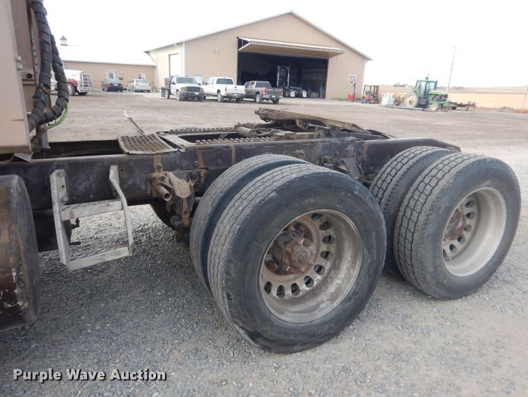 image for item HU9363 2001 Western Star 4900E  semi truck