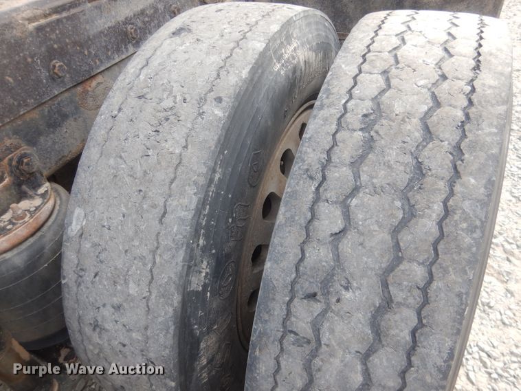 image for item HU9363 2001 Western Star 4900E  semi truck