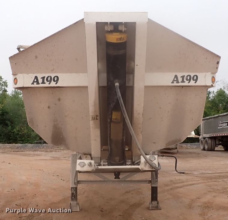 image for item IC9526 2017 Manac 46238AA00  end dump trailer