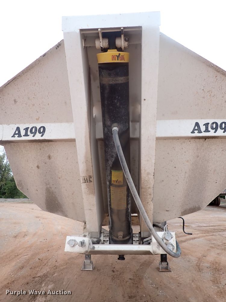 image for item IC9526 2017 Manac 46238AA00  end dump trailer