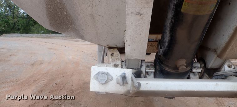 image for item IC9526 2017 Manac 46238AA00  end dump trailer