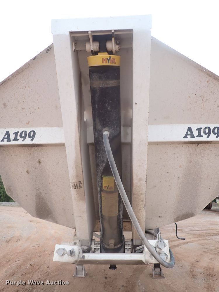 image for item IC9526 2017 Manac 46238AA00  end dump trailer