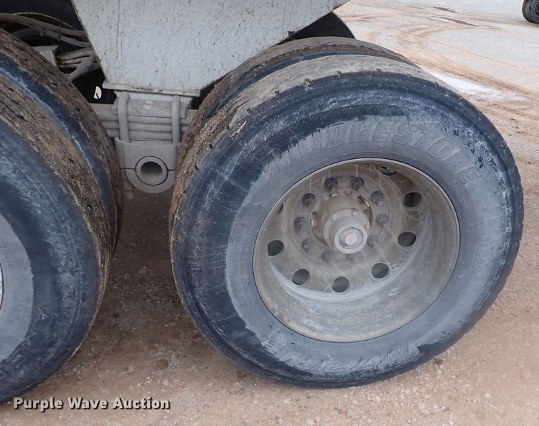 image for item IC9526 2017 Manac 46238AA00  end dump trailer