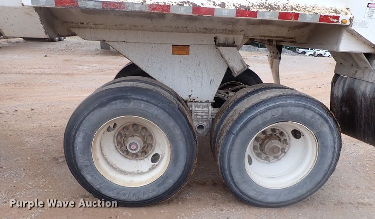 image for item IC9526 2017 Manac 46238AA00  end dump trailer