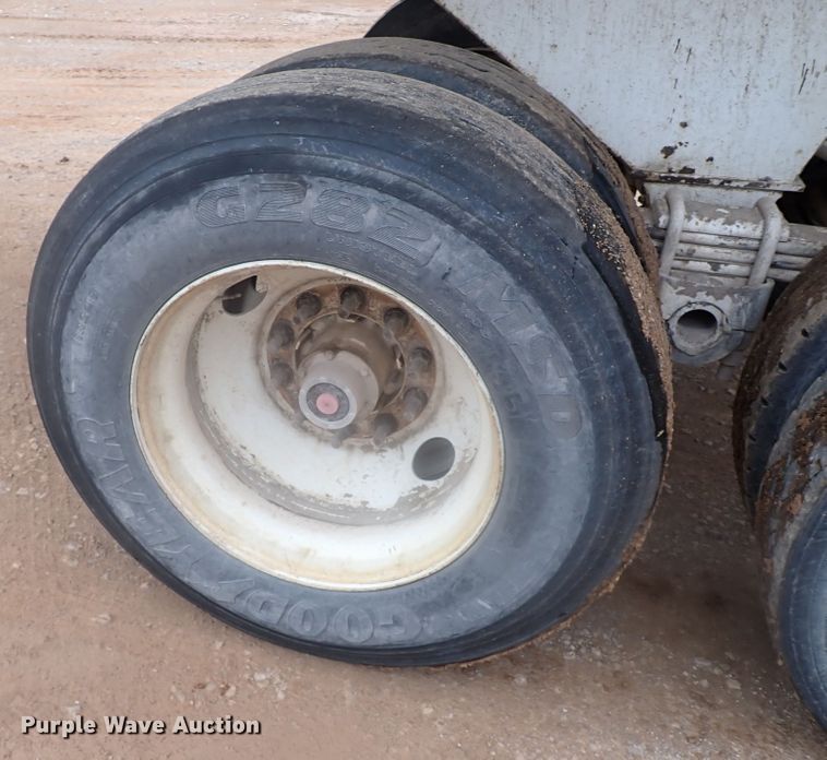 image for item IC9526 2017 Manac 46238AA00  end dump trailer