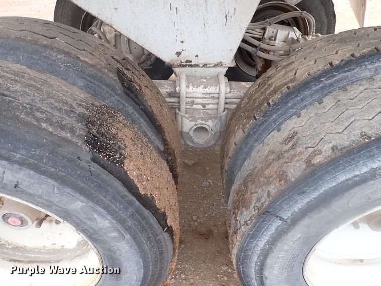 image for item IC9526 2017 Manac 46238AA00  end dump trailer