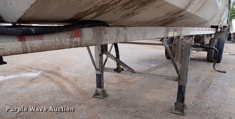 image for item IC9527 2017 Manac 46238AA00  end dump trailer