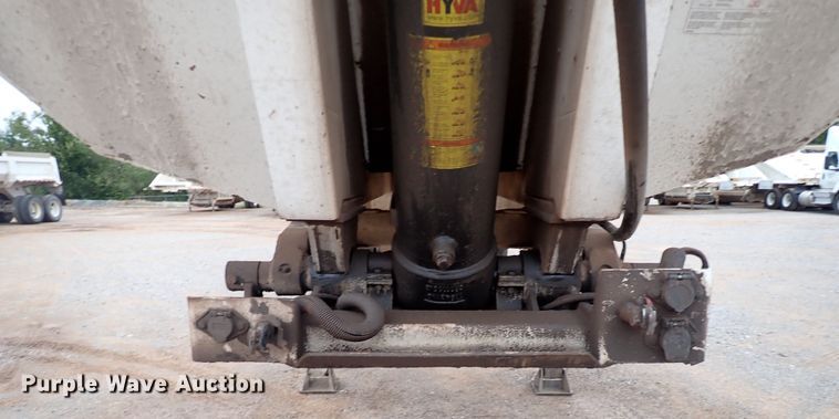 image for item IC9527 2017 Manac 46238AA00  end dump trailer