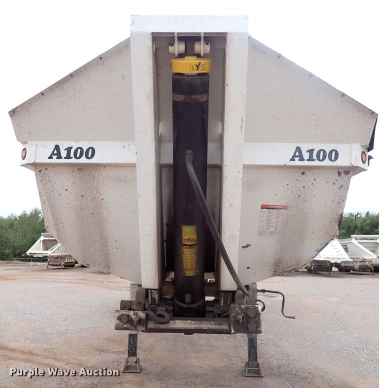 image for item IC9527 2017 Manac 46238AA00  end dump trailer