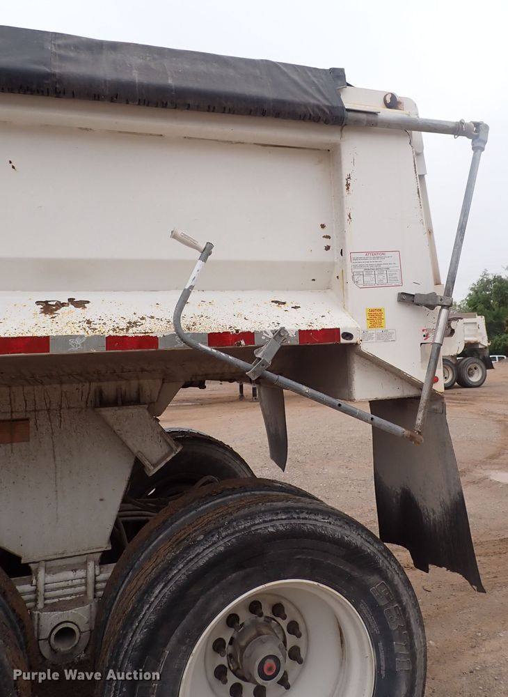 image for item IC9527 2017 Manac 46238AA00  end dump trailer