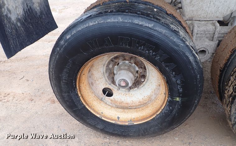 image for item IC9527 2017 Manac 46238AA00  end dump trailer