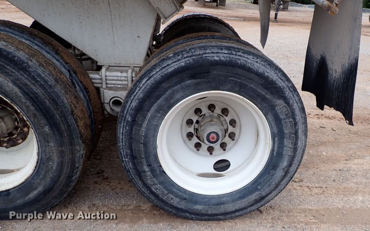 image for item IC9527 2017 Manac 46238AA00  end dump trailer