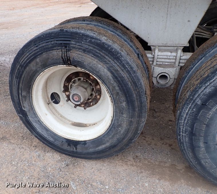 image for item IC9527 2017 Manac 46238AA00  end dump trailer