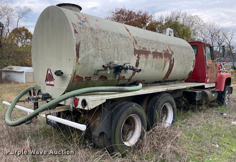 image for item ID9546 1975 Ford L9000  water truck