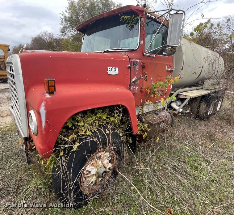 image for item ID9546 1975 Ford L9000  water truck