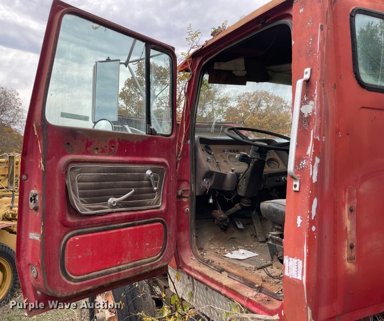 image for item ID9546 1975 Ford L9000  water truck