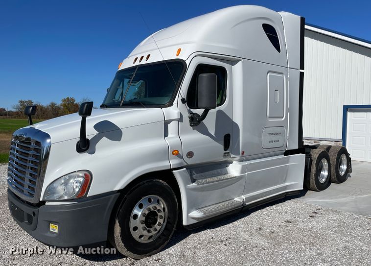 image for item ID9548 2014 Freightliner Cascadia  semi truck