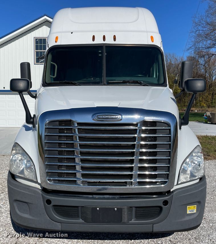 image for item ID9548 2014 Freightliner Cascadia  semi truck