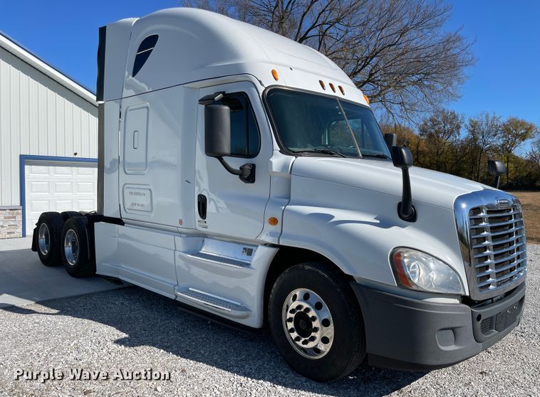 image for item ID9548 2014 Freightliner Cascadia  semi truck