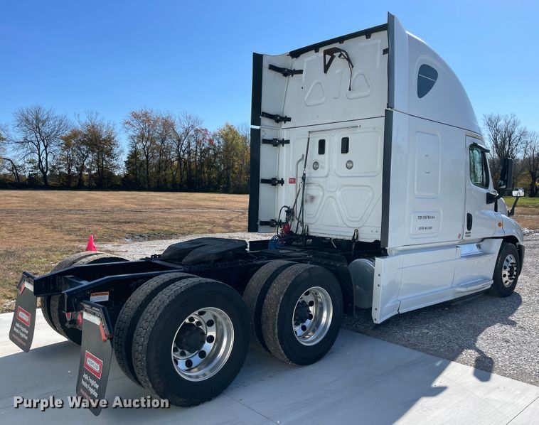 image for item ID9548 2014 Freightliner Cascadia  semi truck