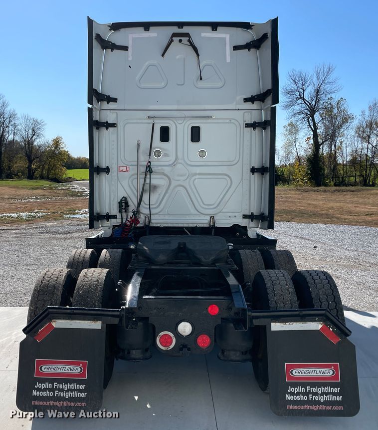 image for item ID9548 2014 Freightliner Cascadia  semi truck