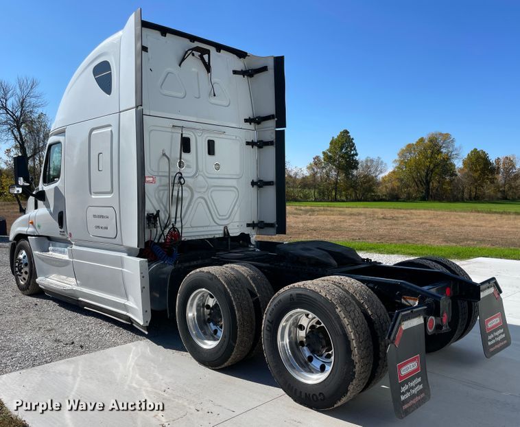 image for item ID9548 2014 Freightliner Cascadia  semi truck