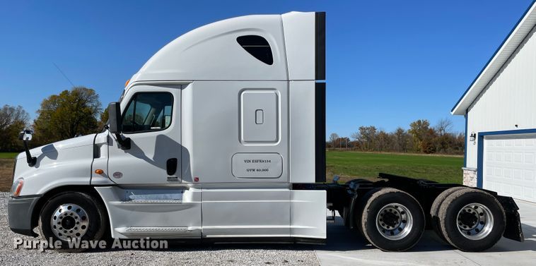 image for item ID9548 2014 Freightliner Cascadia  semi truck