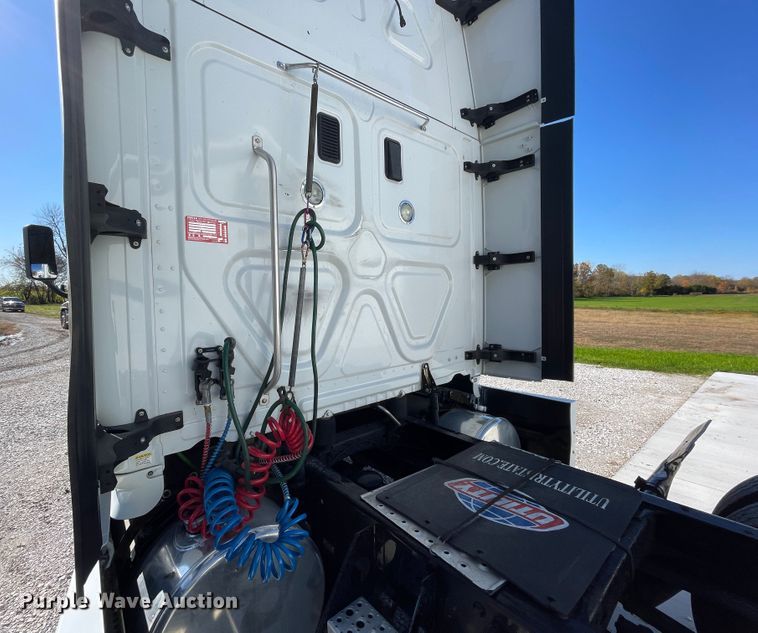 image for item ID9548 2014 Freightliner Cascadia  semi truck