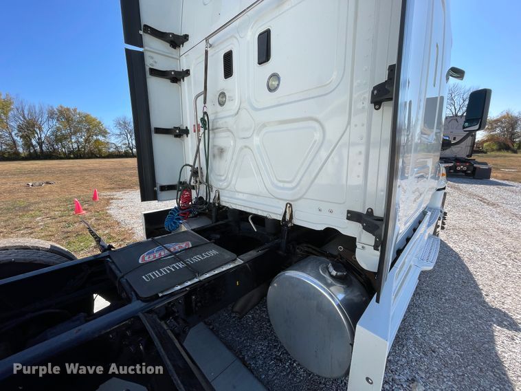 image for item ID9548 2014 Freightliner Cascadia  semi truck