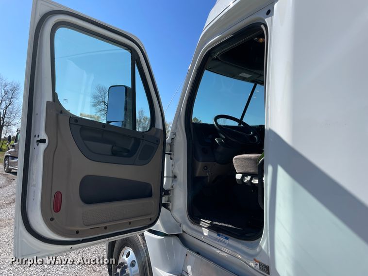 image for item ID9548 2014 Freightliner Cascadia  semi truck