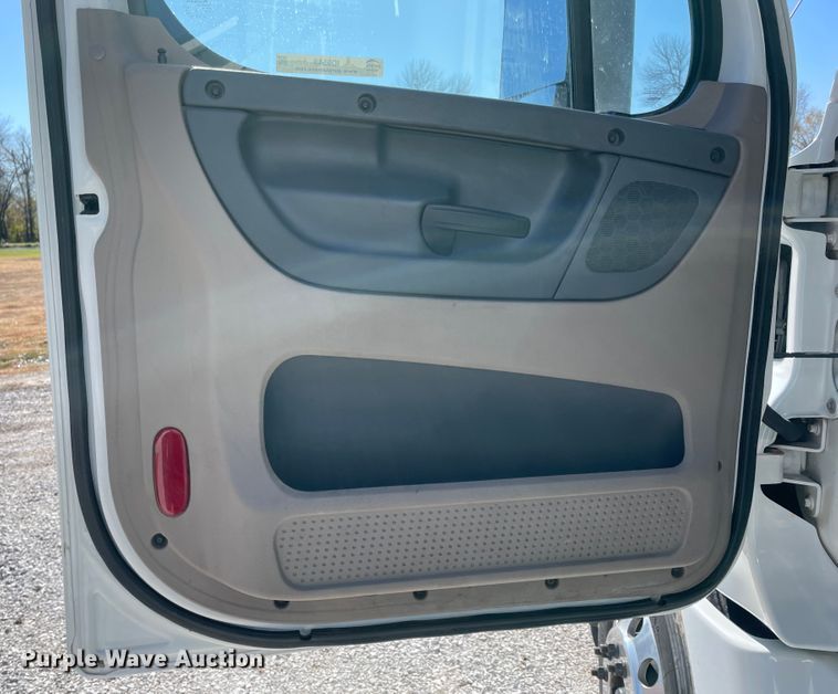 image for item ID9548 2014 Freightliner Cascadia  semi truck