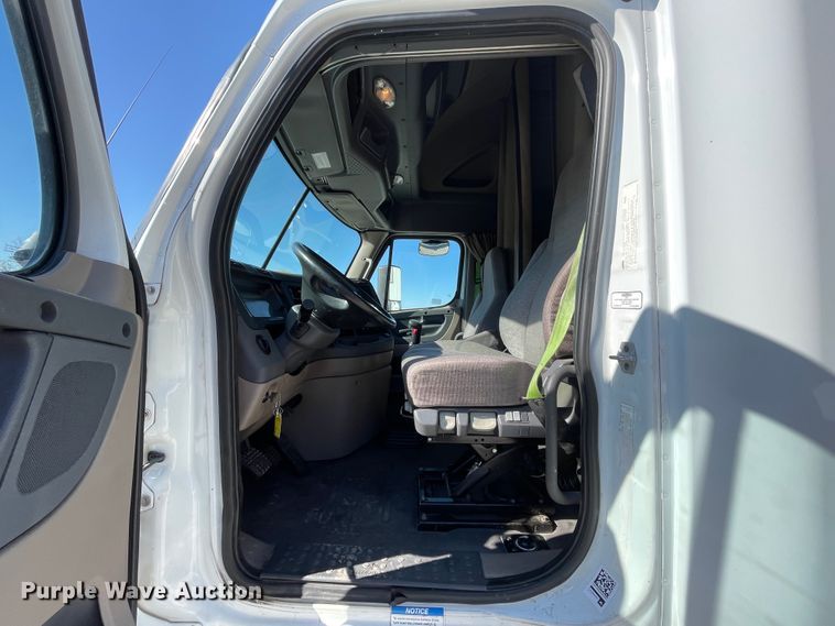 image for item ID9548 2014 Freightliner Cascadia  semi truck