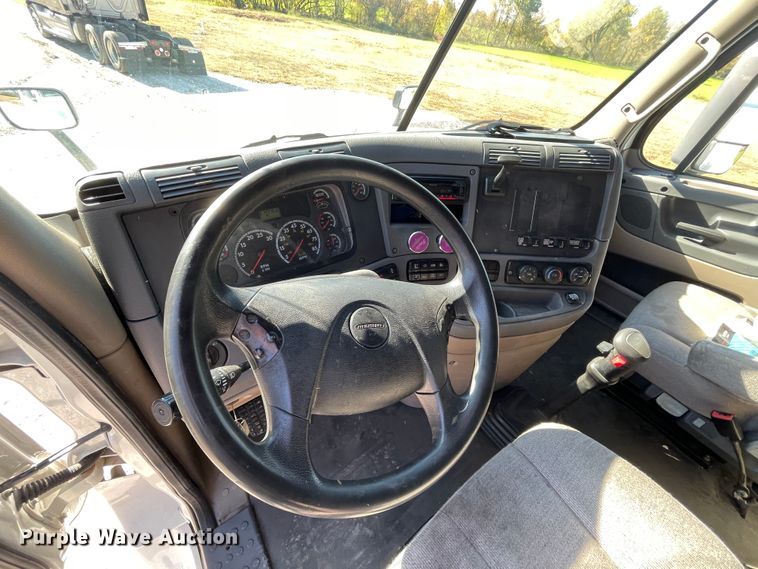 image for item ID9548 2014 Freightliner Cascadia  semi truck