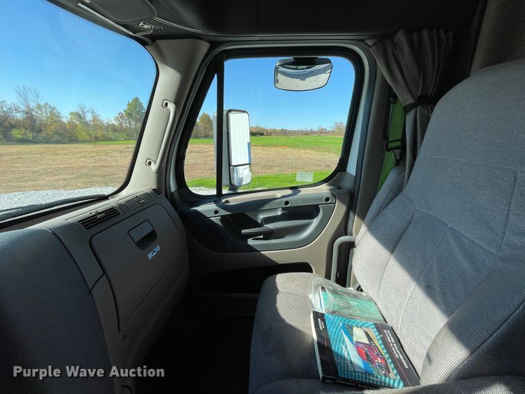 image for item ID9548 2014 Freightliner Cascadia  semi truck