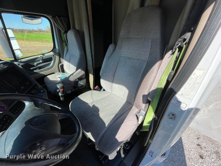 image for item ID9548 2014 Freightliner Cascadia  semi truck