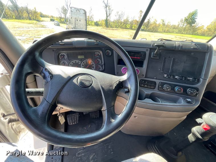 image for item ID9548 2014 Freightliner Cascadia  semi truck