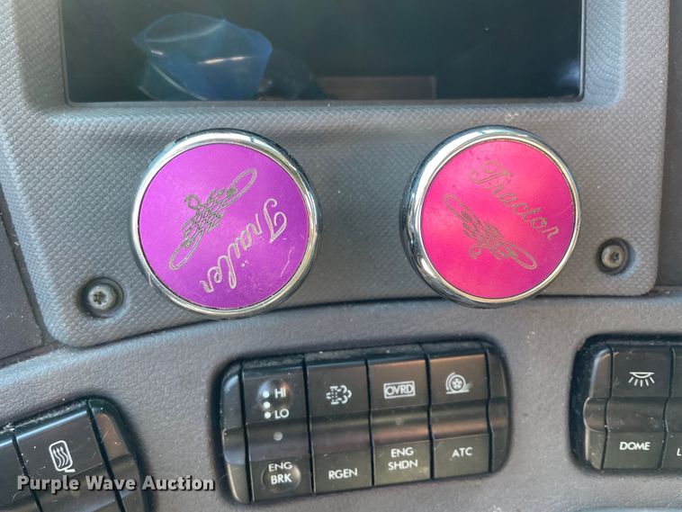 image for item ID9548 2014 Freightliner Cascadia  semi truck