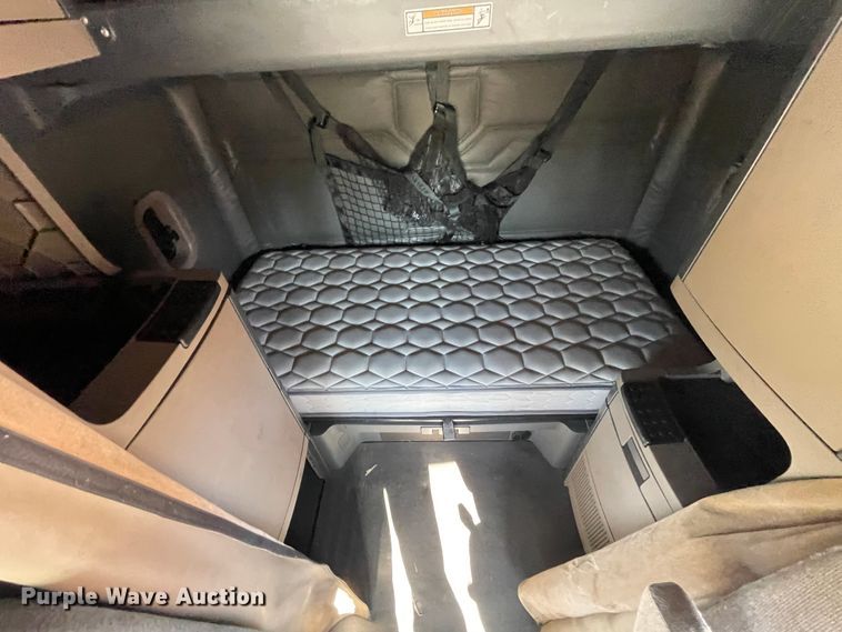 image for item ID9548 2014 Freightliner Cascadia  semi truck