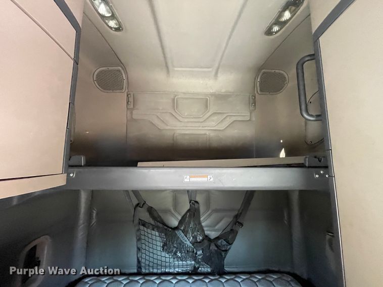 image for item ID9548 2014 Freightliner Cascadia  semi truck