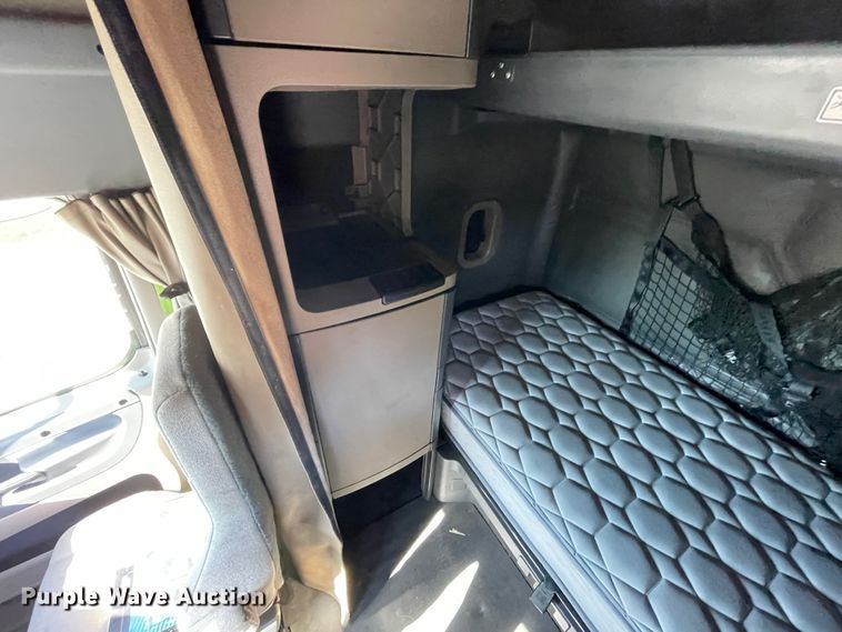 image for item ID9548 2014 Freightliner Cascadia  semi truck