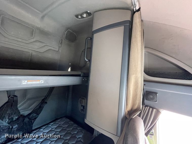 image for item ID9548 2014 Freightliner Cascadia  semi truck