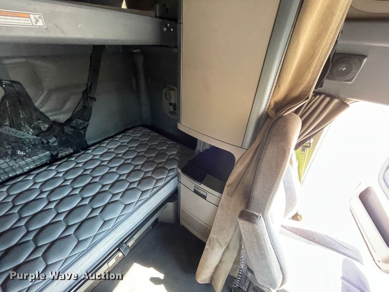 image for item ID9548 2014 Freightliner Cascadia  semi truck