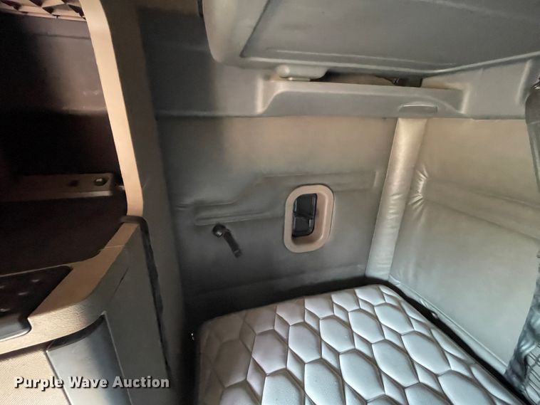 image for item ID9548 2014 Freightliner Cascadia  semi truck