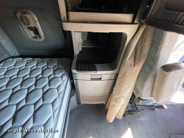 image for item ID9548 2014 Freightliner Cascadia  semi truck