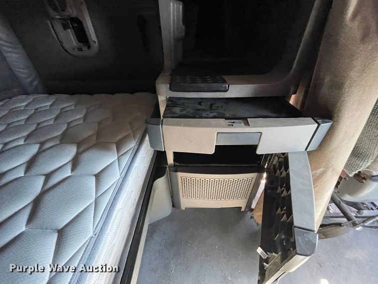 image for item ID9548 2014 Freightliner Cascadia  semi truck