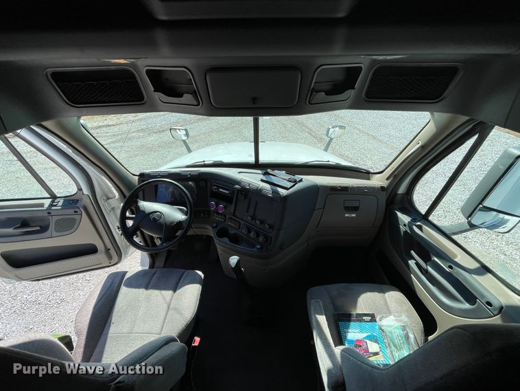 image for item ID9548 2014 Freightliner Cascadia  semi truck